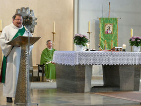 Heilige Messe mit Pfarrer Martin Fischer und Diakon Alexander von Rüden (Foto: Karl-Franz Thiede)